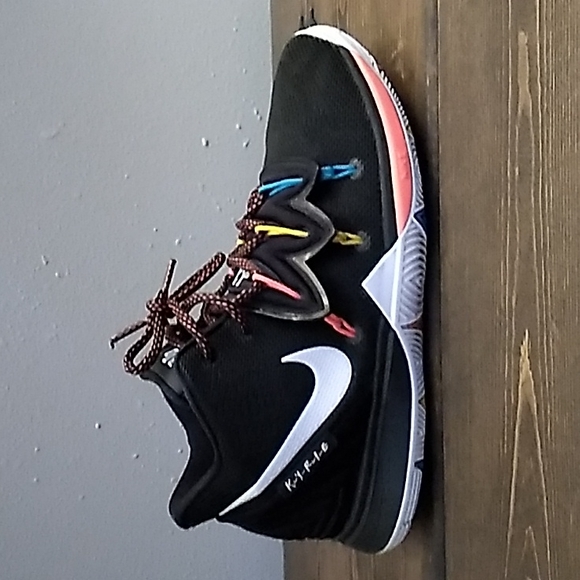 Nike Kyrie 5 Friends Edition - Picture 4 of 10